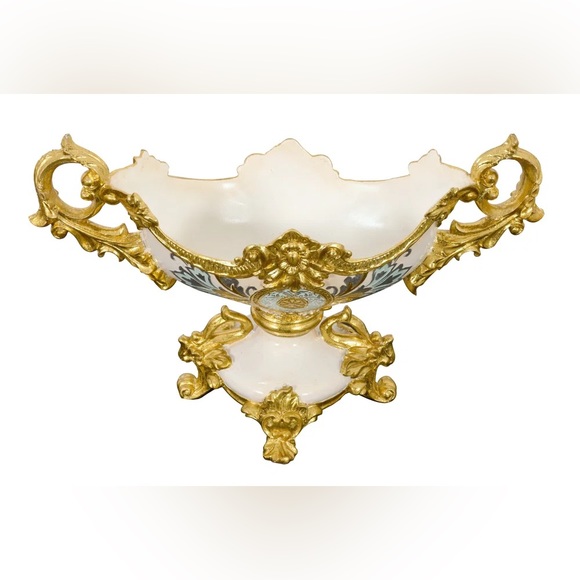 Eriq Crowned Table Vase - Picture 2 of 12